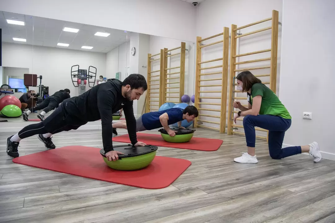 The rehabilitation therapist conducts exercise therapy classes with patients suffering from back pain