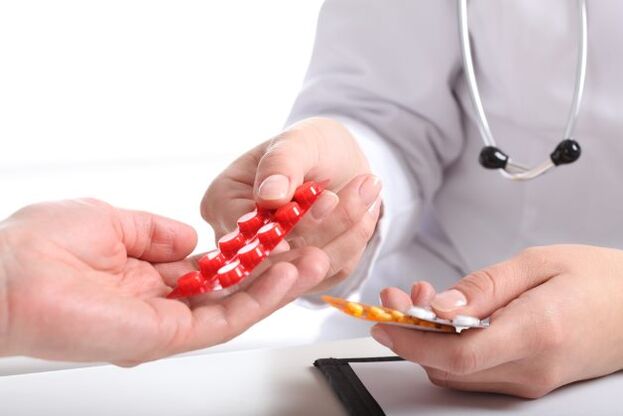 the doctor gives pills for the treatment of osteochondrosis